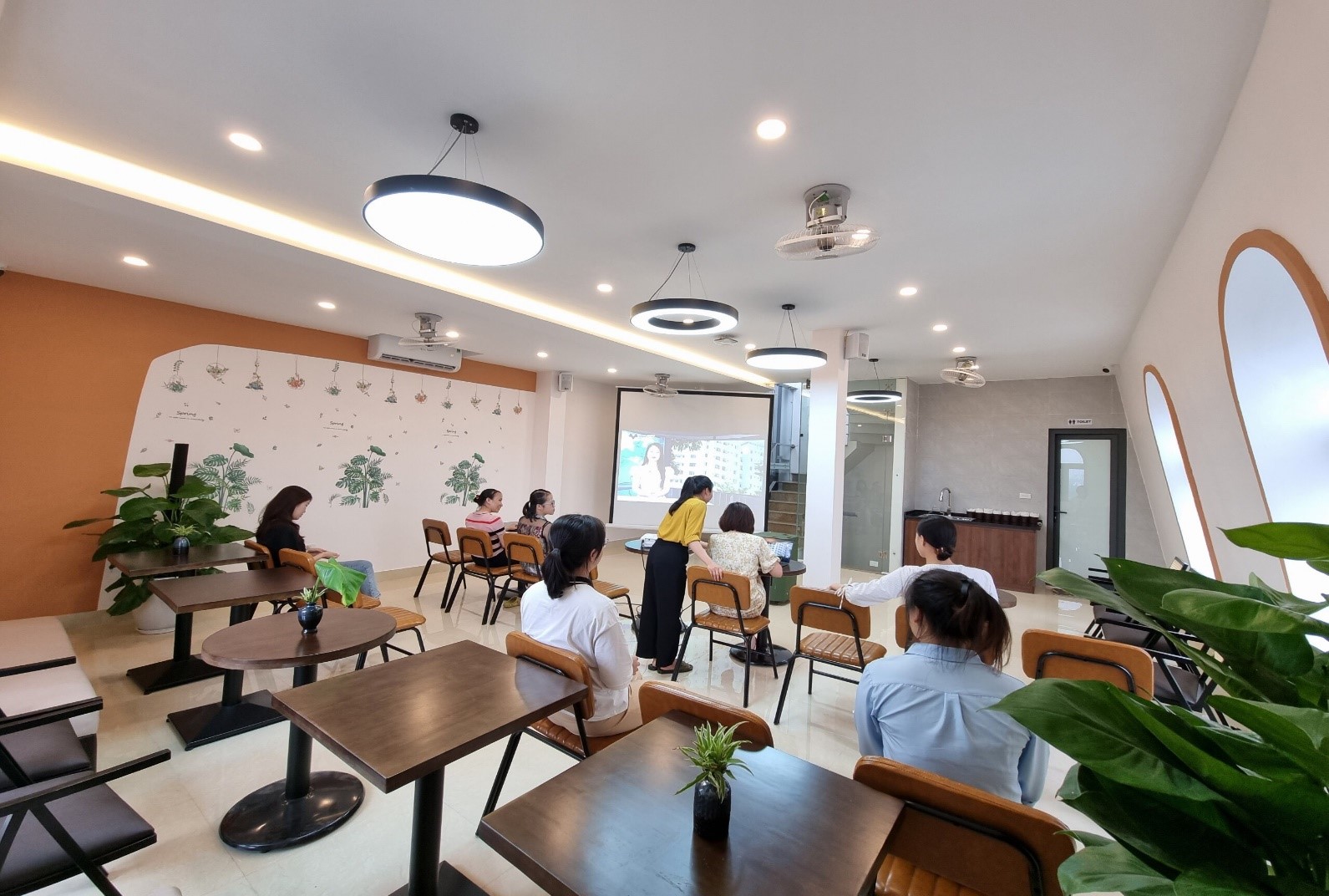 DỊCH VỤ CHO THUÊ CHỖ NGỒI LÀM VIỆC HIỆN ĐẠI- XU HƯỚNG LÀM VIỆC CỦA CÁC DOANH NGHIỆP- XÃ HỘI HIỆN ĐẠI