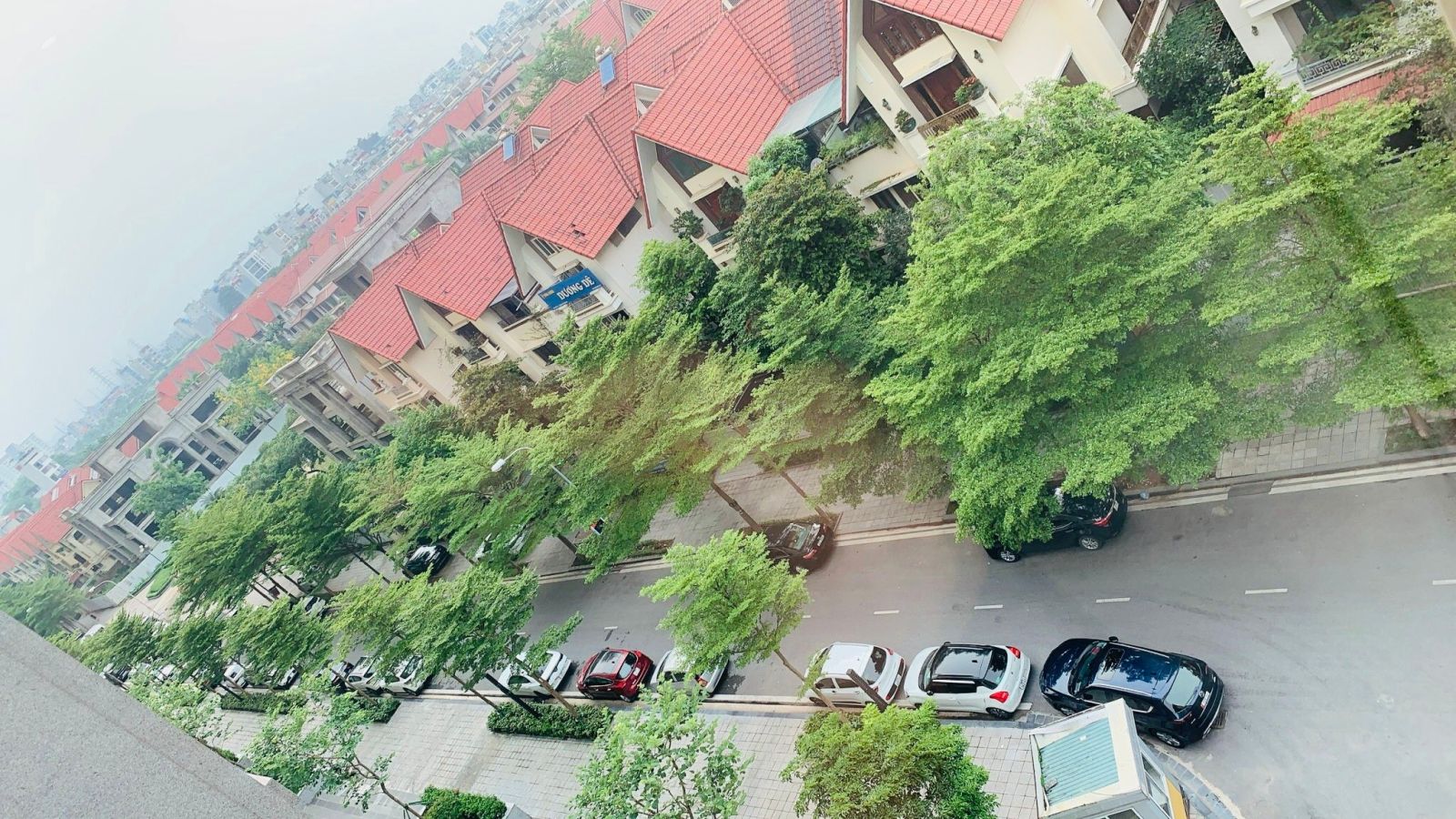 Khu vực để xe rộng rãi thoáng mát