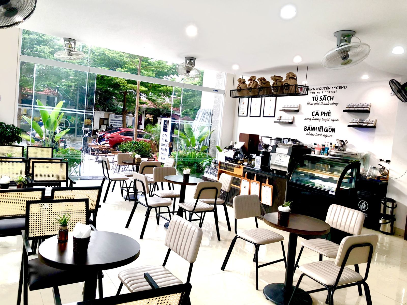 Không gian quán cà phê “E- Coffee”
